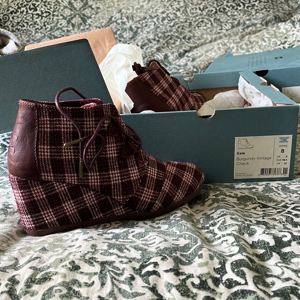 BNWT burgundy vintage kala boot